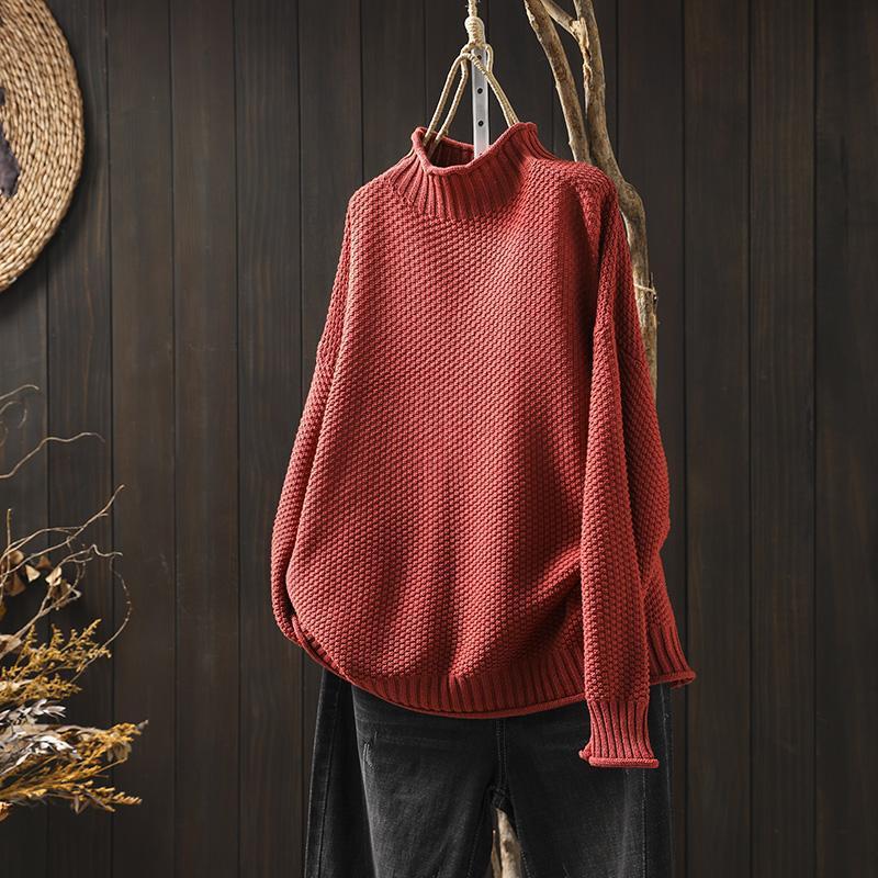 Comfortable women's fashion sweater, relaxed fit & cozy style for autumn and winter outfits.