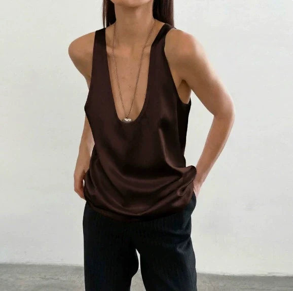 Essential women's scoop neck tank, sleeveless base layer for versatile daily and seasonal styling.