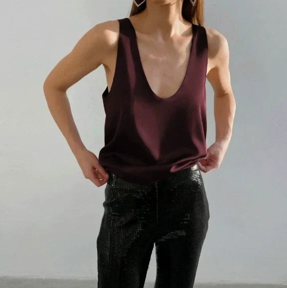 Daily fashion women's sleeveless scoop neck tank top, perfect for elegant spring and summer styles.