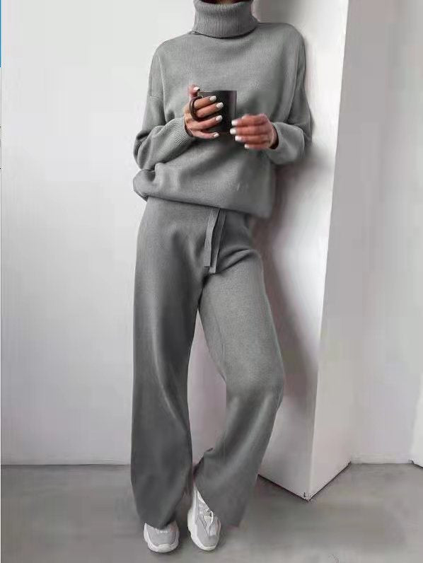 Black women's two-piece loungewear set, comfortable and stylish for everyday relaxation.