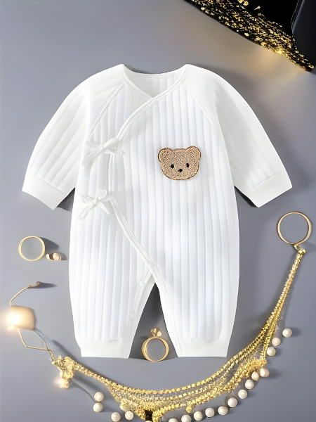 Soft, breathable unisex baby long-sleeve onesie featuring a sweet bear print. Ideal infant clothing for comfort & style.