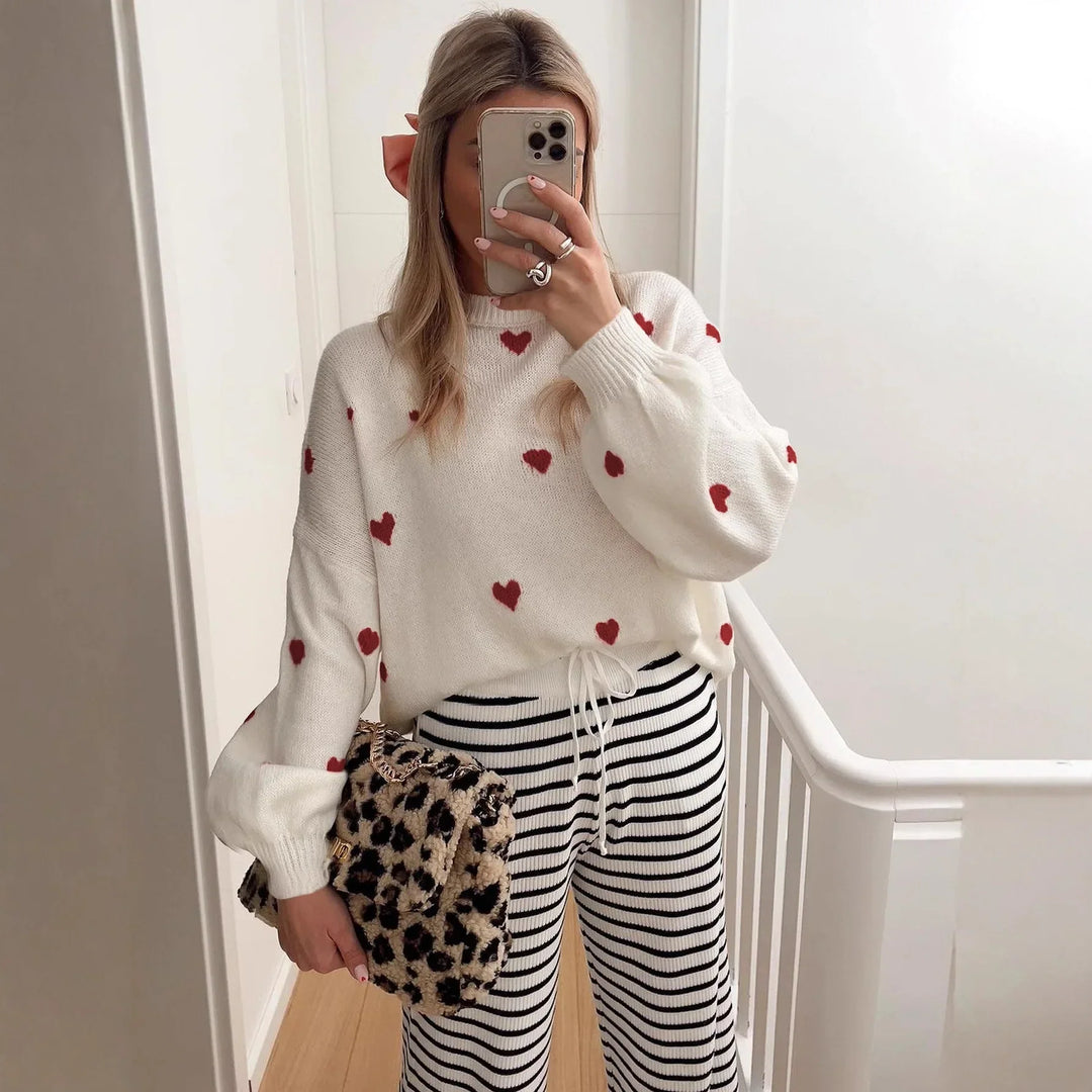 Casual women's oversized crew neck sweater, featuring elegant heart embroidery. Ideal for winter.