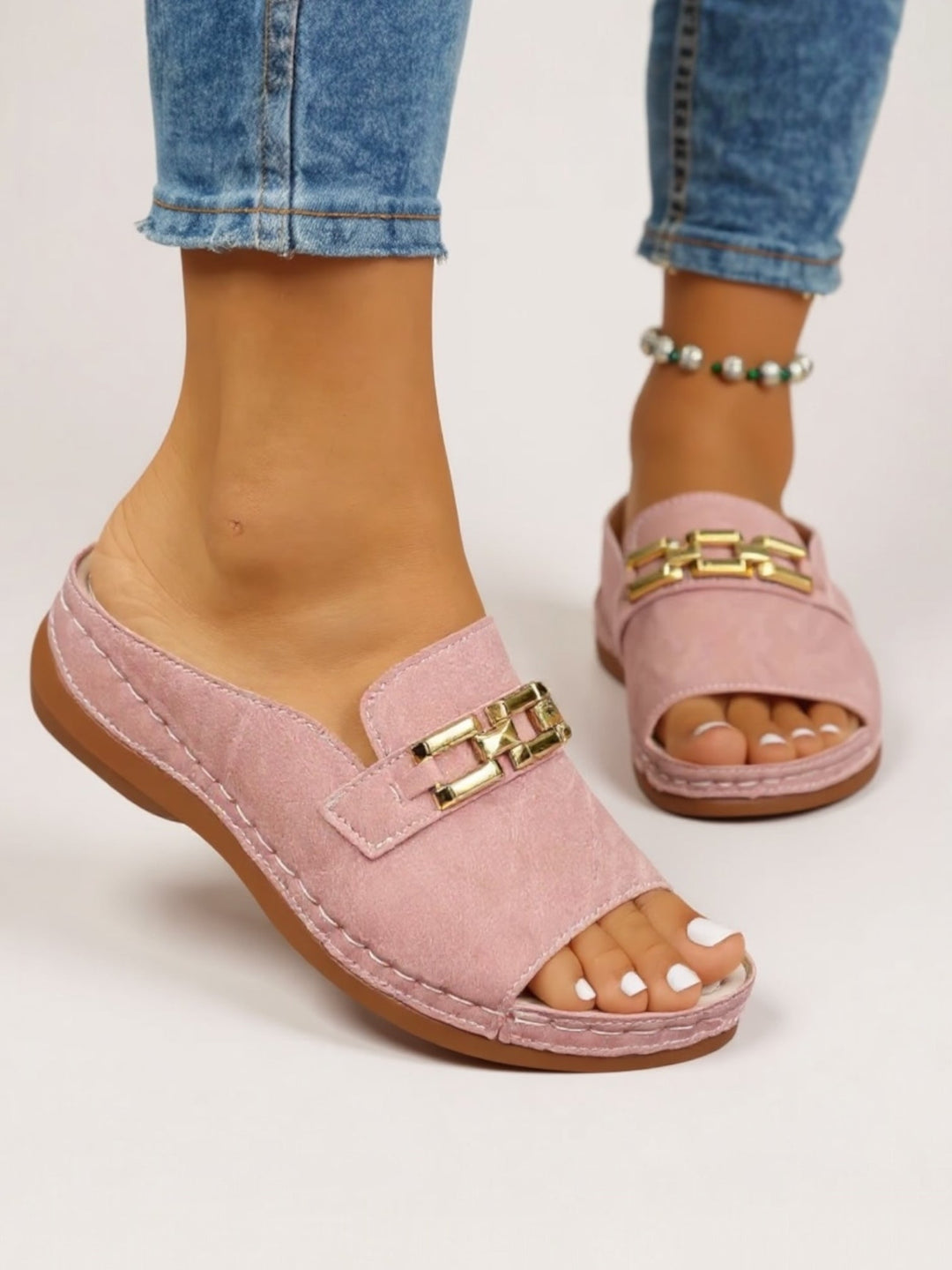 Women's minimalist slip sandals with cushioned soles, perfect for comfortable everyday summer wear.