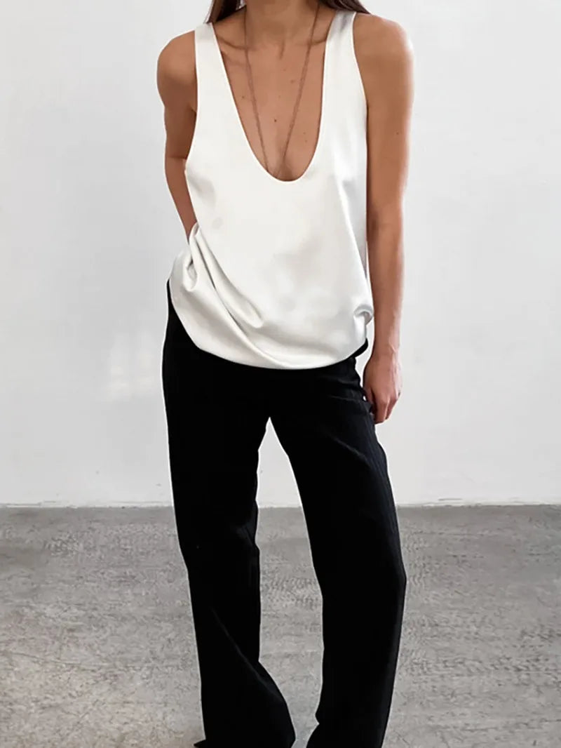 Classic women's scoop neck sleeveless tank top, ideal for casual layering and daily comfort.