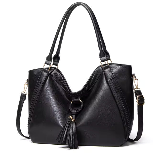 Spacious women's elegant leather handbag. Stylish shoulder bag for everyday use, a versatile and trendy fashion accessory.