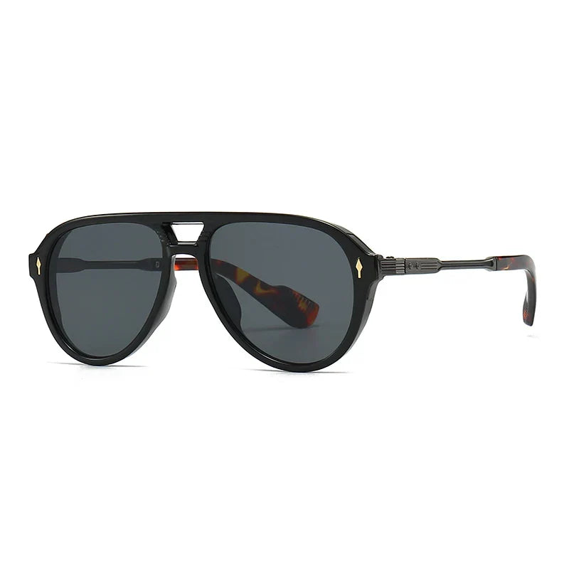Jade-tinted women's aviator sunglasses, showcasing a retro 70s style. Fashionable and oversized eyewear.