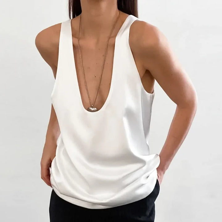 Casual women's sleeveless tank top with a classic scoop neck, perfect for daily spring/summer style.