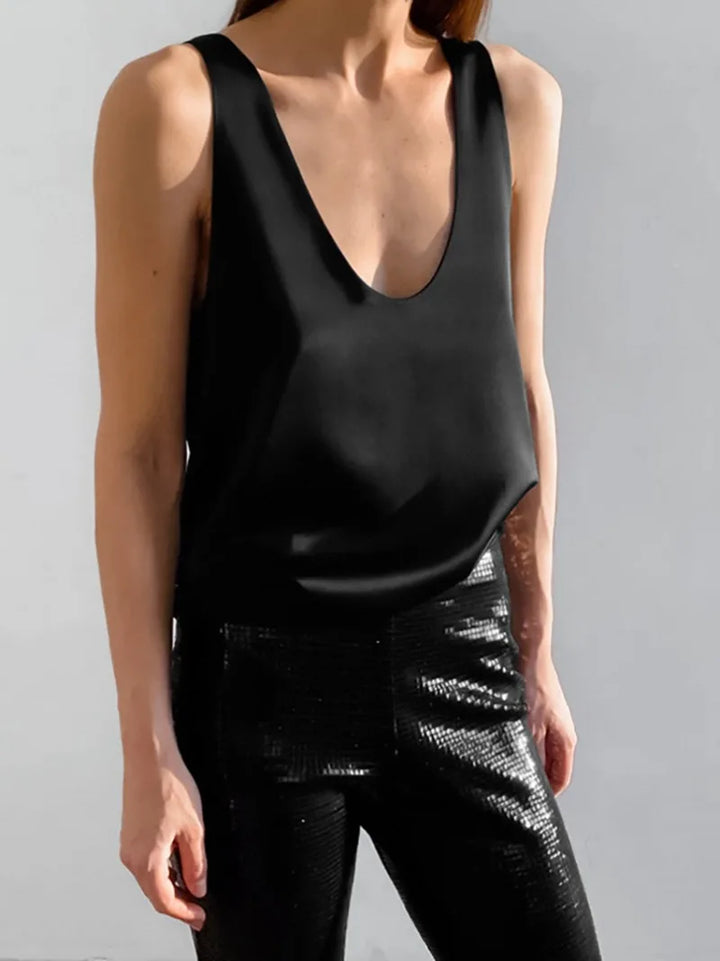 Comfortable women's scoop neck sleeveless tank, perfect for versatile spring and summer daily wear.