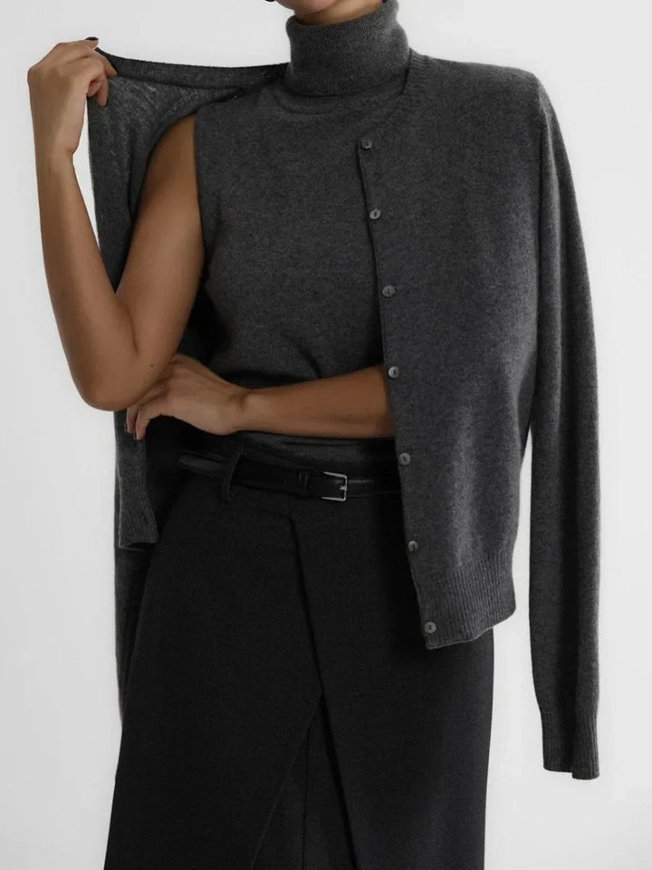 Comfortable women's high-neck sleeveless top, ideal for a refined casual look.