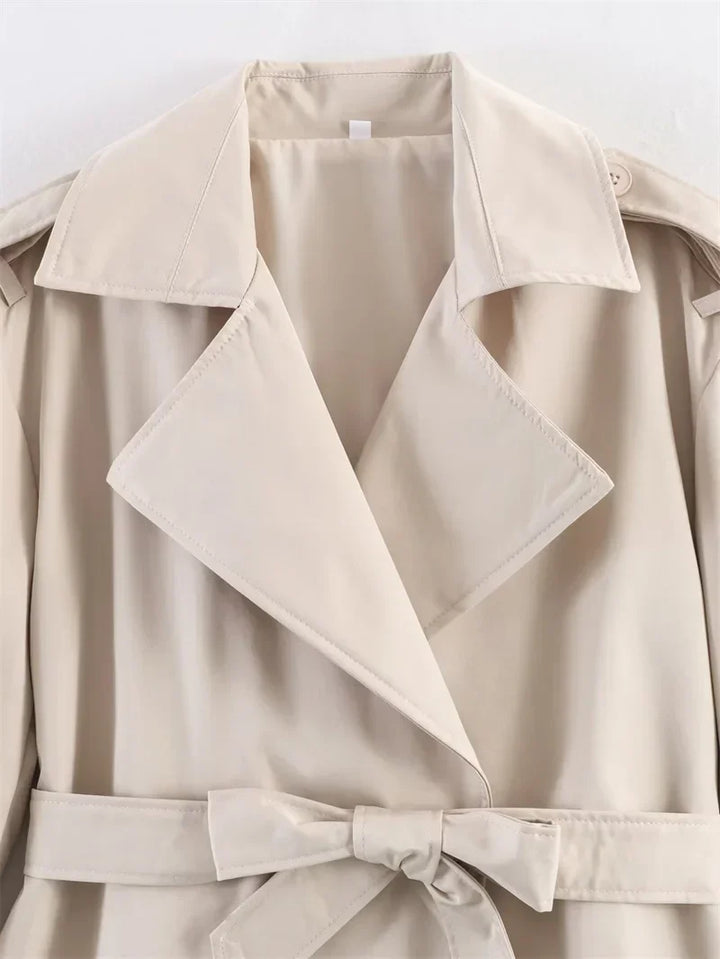 Ladies' short belted trench: a blend of classic style and modern flair.