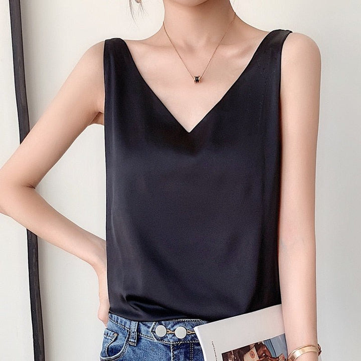 Luxurious women's breathable tank top, perfect for effortless style and all-day comfort.