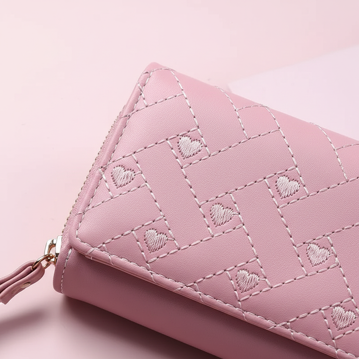 Organizing women's three-compartment leather wallet, a compact and chic accessory for daily use.
