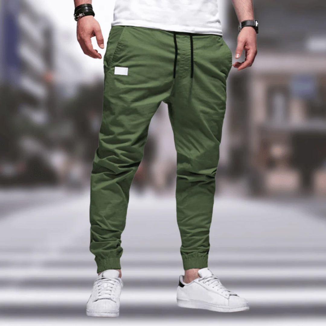 Side view of men's practical cargo pants, featuring a relaxed fit, functional utility pockets, ideal for casual comfort.
