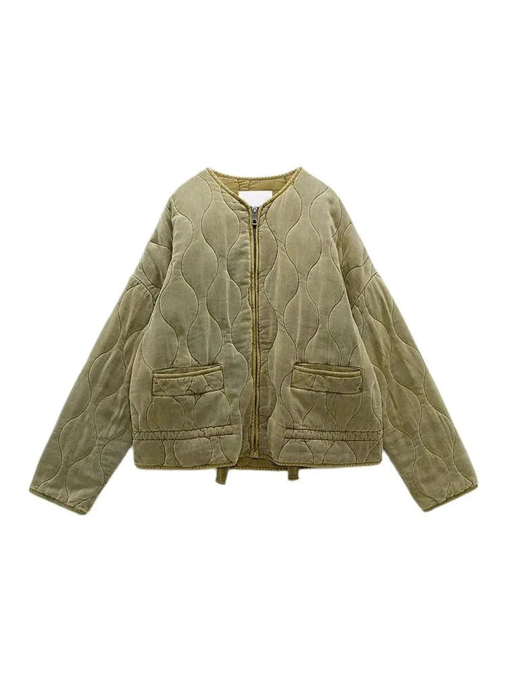 Oversized women's quilted jacket with vintage charm, ideal for autumn layering. Stylish & casual.