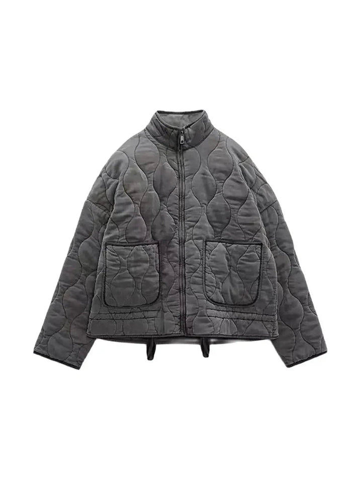 Effortless autumn style: women's vintage quilted jacket, a cozy and fashionable layering piece.