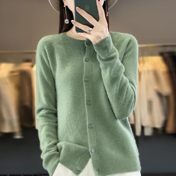 Fashionable women's knit cardigan, an elegant long-sleeve button-up sweater for stylish layering.