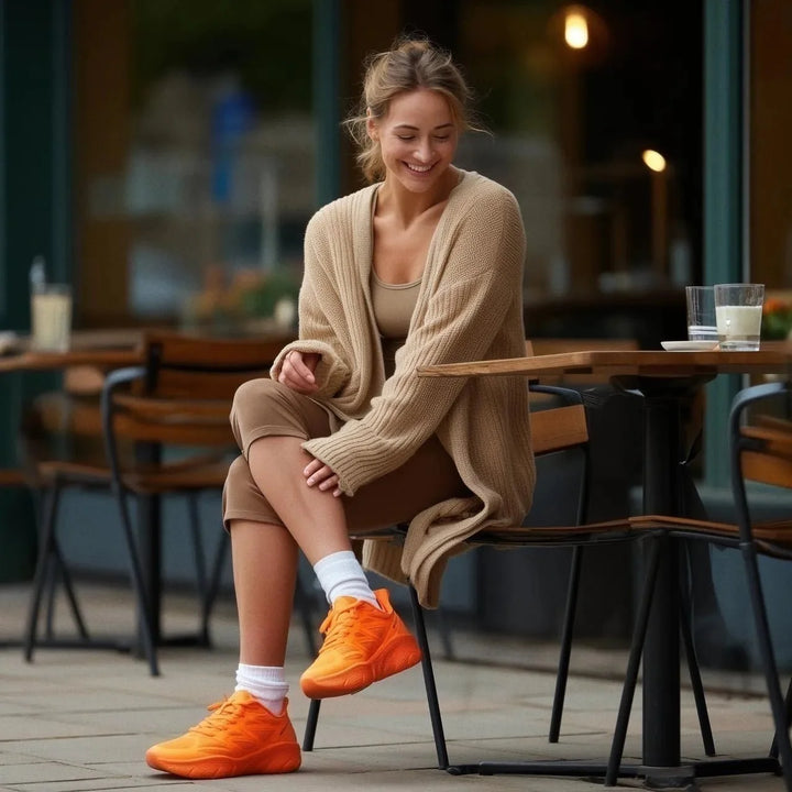 Lightweight women's comfort shoes, black, with arch support for active daily wear.