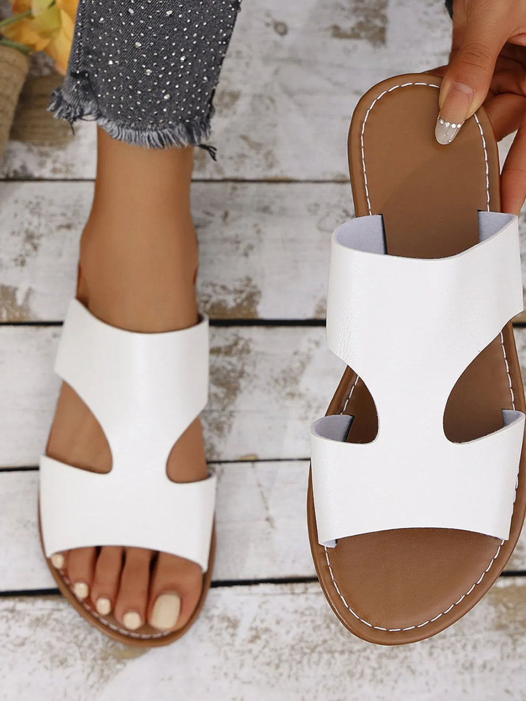 Walkable women's slide sandals, featuring an effortless chic cutout design. Comfortable flat summer footwear for casual style.