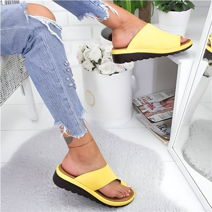 Versatile women's open-toe slides, ideal casual slip-on sandals for summer and comfortable walking.