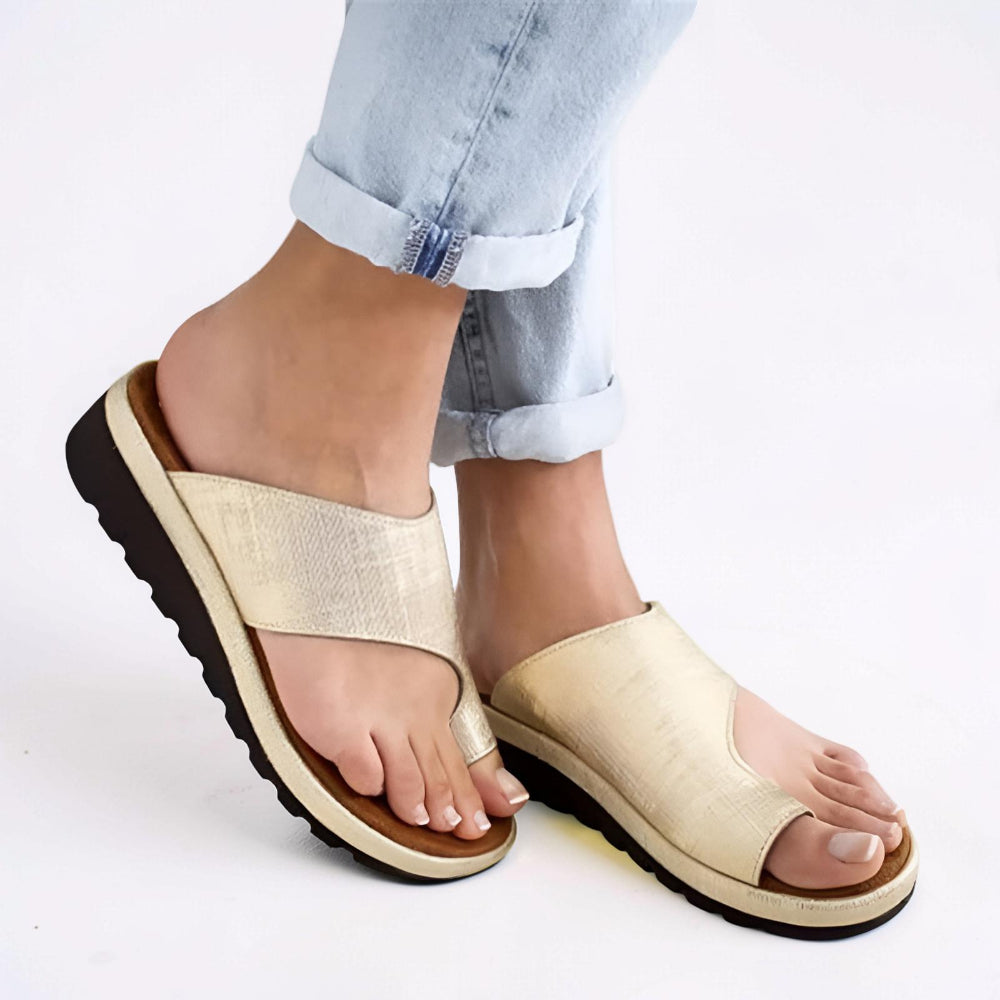 Effortless women's slip-on open-toe sandals, designed for ultimate comfort during summer casual wear.