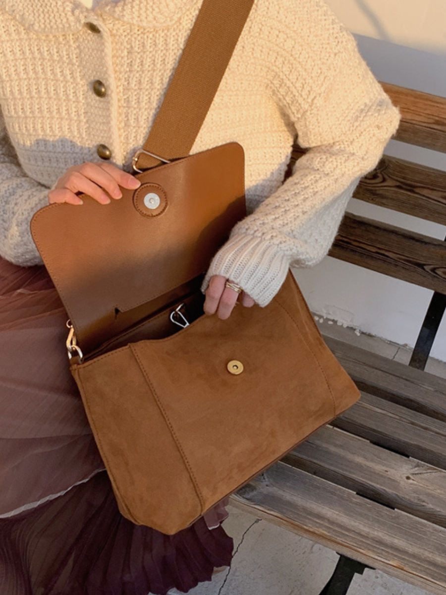 Everyday women's brown crossbody bag, ideal for daily use. Features adjustable strap & secure flap. Fashionable.