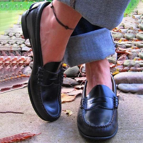 Comfortable women's flat slip-on loafers in a classic design, ideal for all-day wear at work or casual outings.