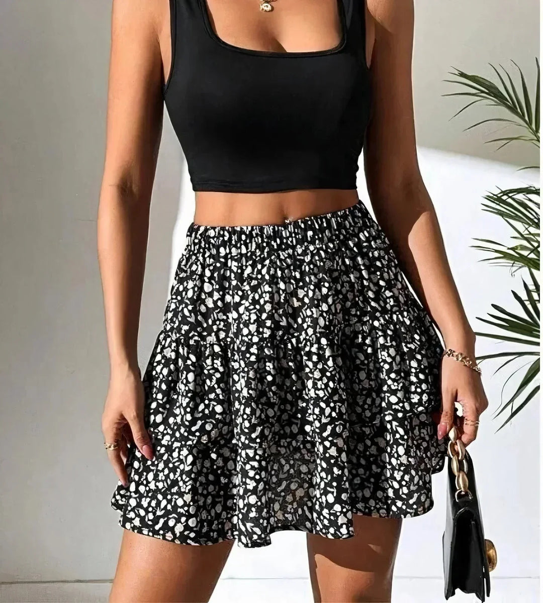 Stylish women's A-line mini skirt with layered design, ideal for summer resort wear. Casual and chic women's bottom.