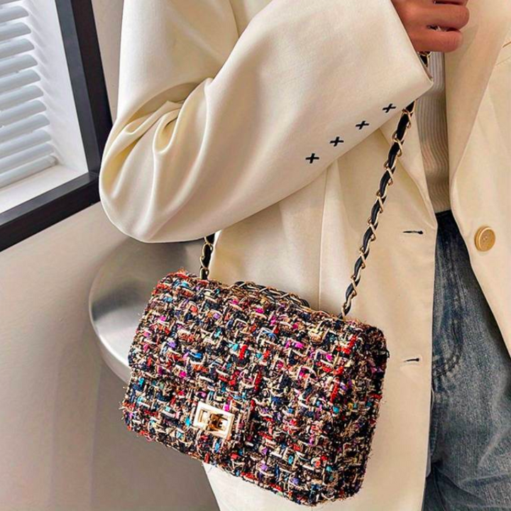 Stylish structured shoulder bag for women, ideal for elegant occasions. Features a sleek chain strap.
