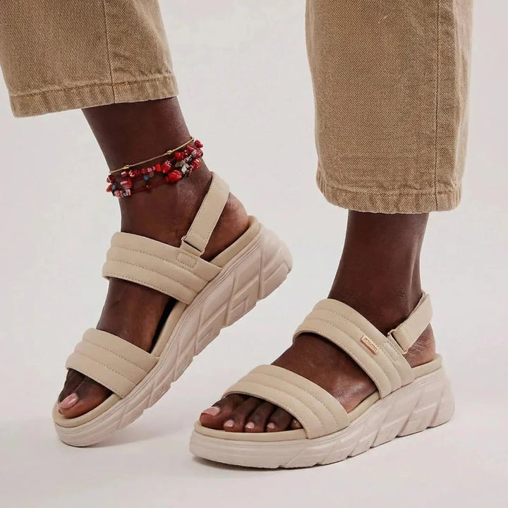 Stylish & comfortable women's summer sandals, featuring essential arch support.