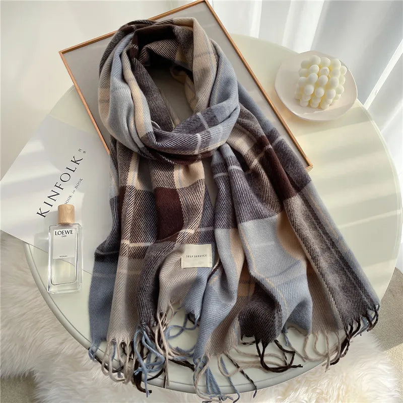 Stylish Angela knitted scarf for women, featuring a checkered pattern and soft fabric, ideal for fall.