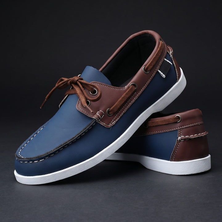 Men's two-tone lightweight boat shoes, relaxed fit for summer comfort.