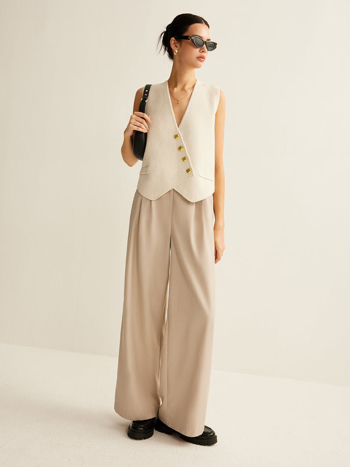 Cozy women's sleeveless sweater vest. Ideal for autumn and winter chic fashion.