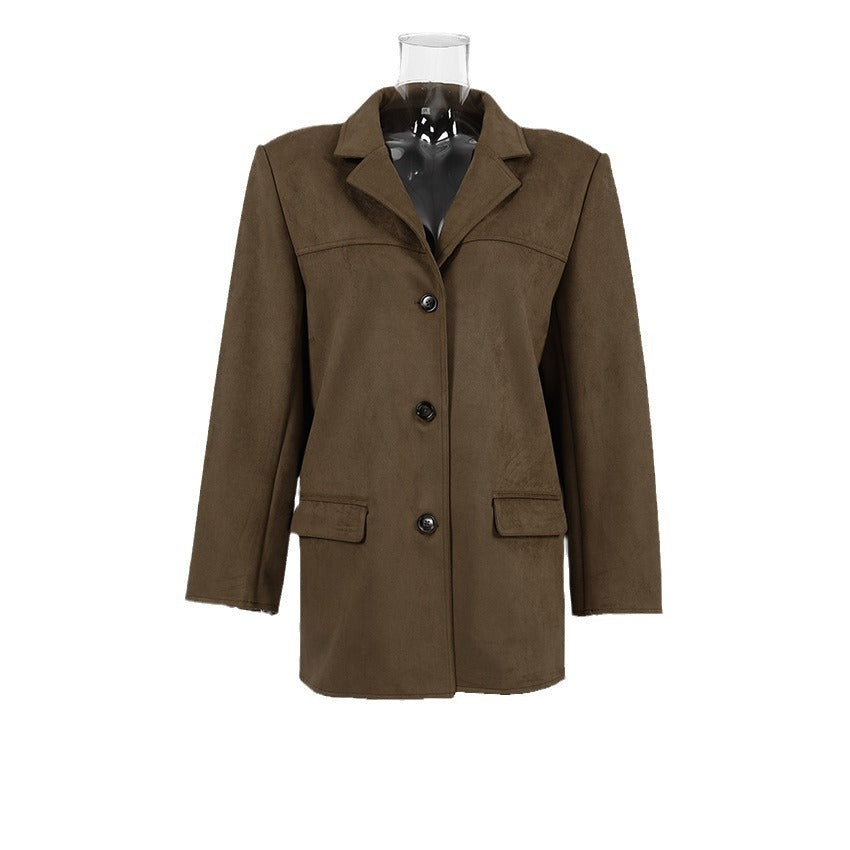 Close-up of the elegant one-button closure on a women's blazer, highlighting its sophisticated detail.