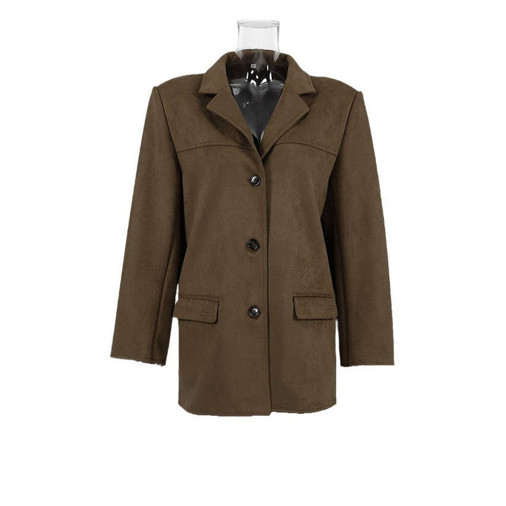 Close-up of the elegant one-button closure on a women's blazer, highlighting its sophisticated detail.