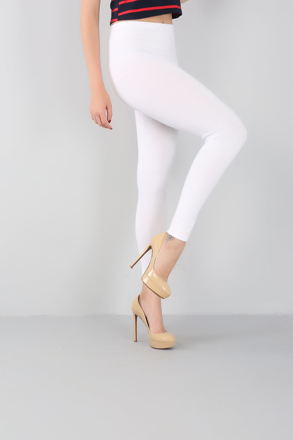 High-quality bamboo plus-size slim fit leggings, designed for comfort and durability.
