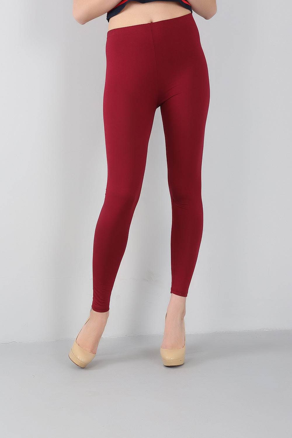 Premium bamboo plus-size leggings, slim fit, designed for comfort and fashion.