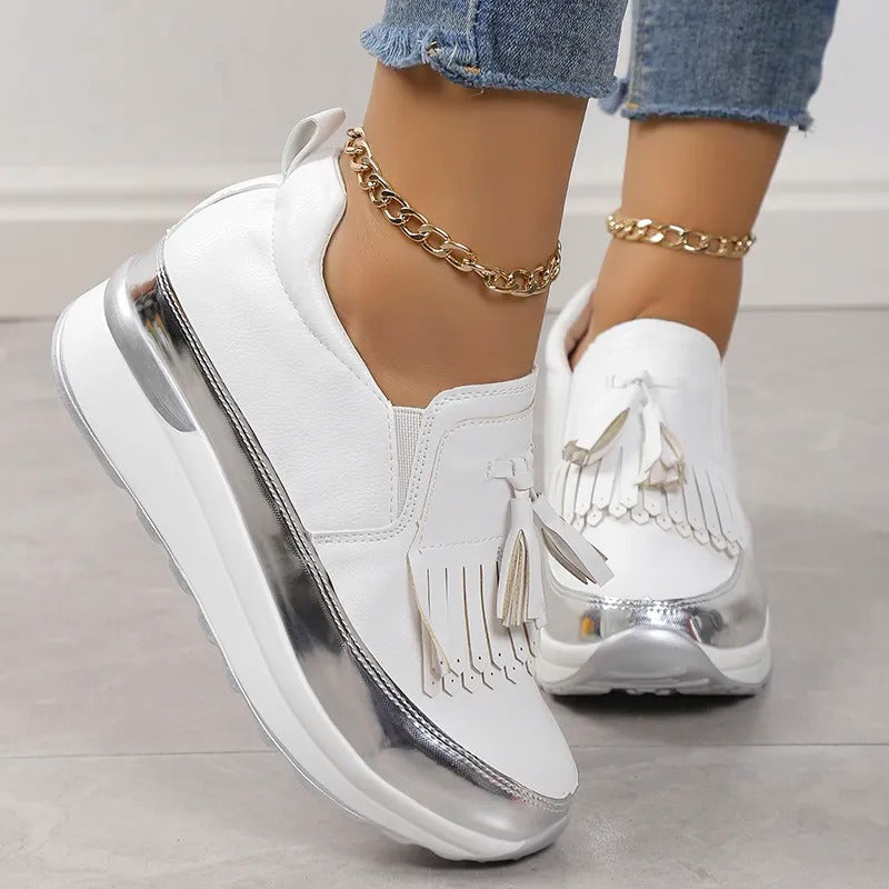 Lightweight women's fashion sneakers, ideal for breathable everyday comfort.