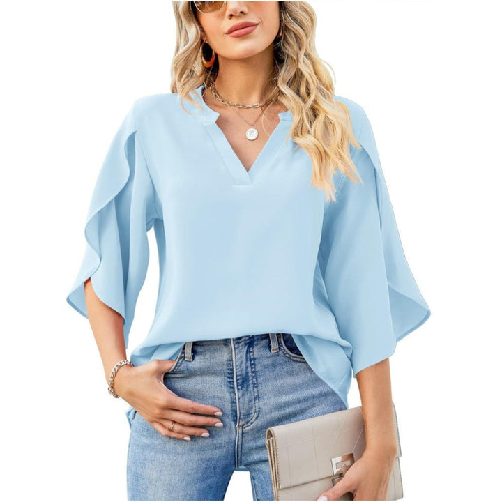 Casual women's everyday blouse: Brielle V-neck with split sleeves, a comfortable and stylish top.