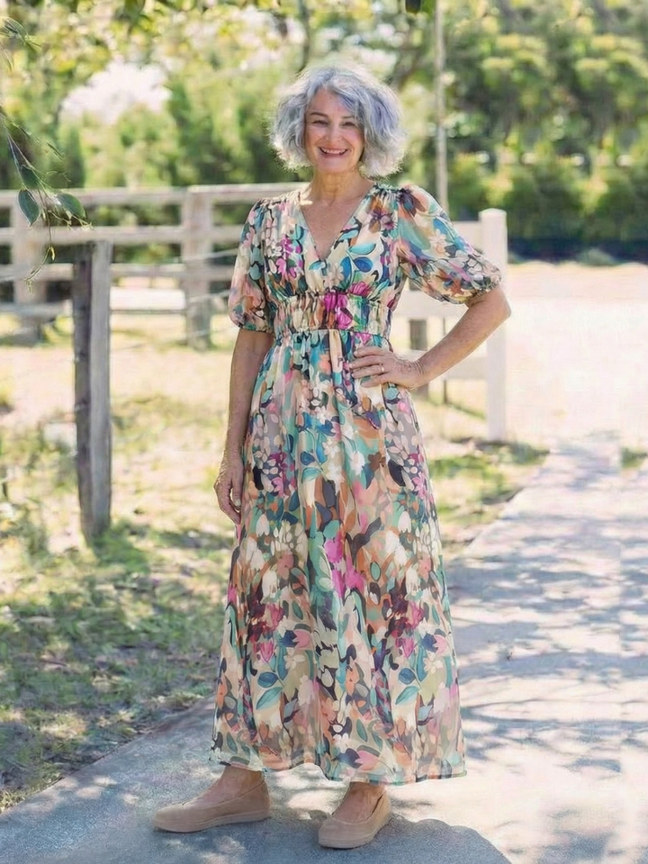 Feminine women's floral midi dress, V-neck, short sleeve. A versatile and elegant option for any occasion.