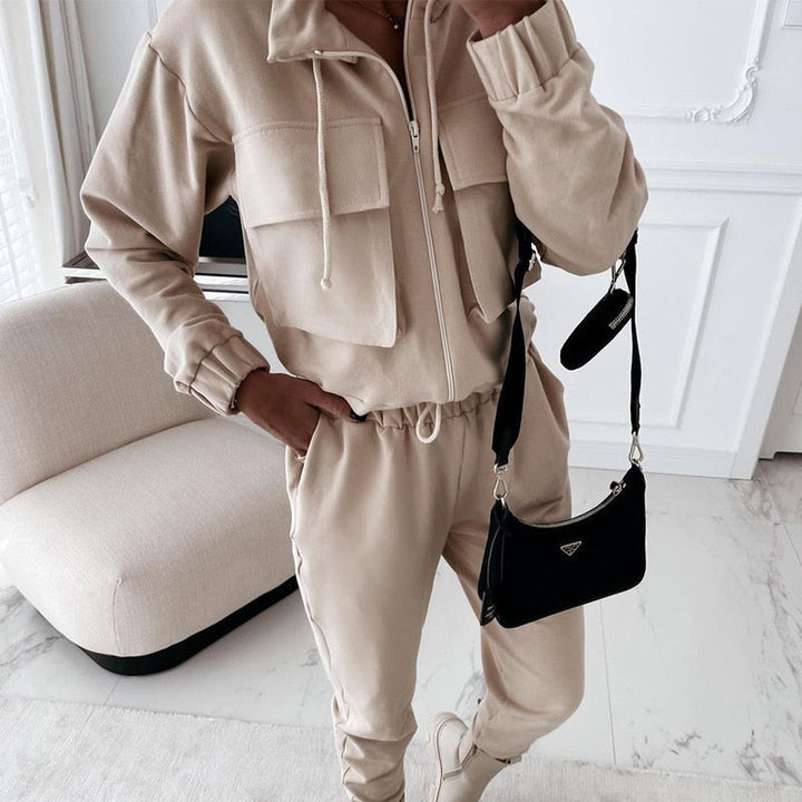Versatile women's casual jumpsuit, a stylish one-piece for easy wear. Ideal for summer outings or comfortable loungewear.