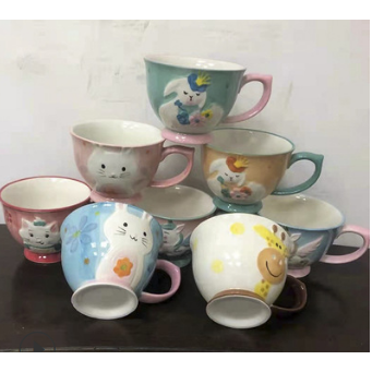 Large ceramic soup mug with handle & matching spoon, microwave safe, perfect for hot beverages or oatmeal.