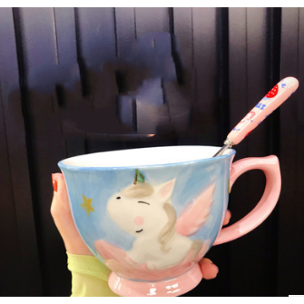 Stylish ceramic soup mug, perfect kitchenware for home dining. Includes a handle and matching spoon. Microwave friendly.