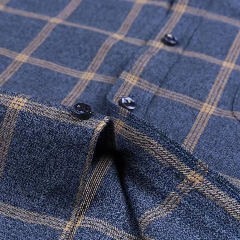 Casual men's long sleeve checked cotton shirt, ideal for relaxed everyday style.