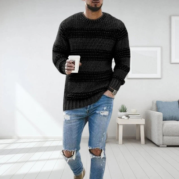 Comfortable men's chunky knit sweater with timeless Scandinavian design, perfect for casual wear.