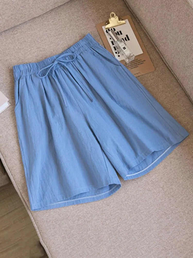 Versatile women's casual shorts with stretch waist, perfect for everyday comfort and warm weather activities.