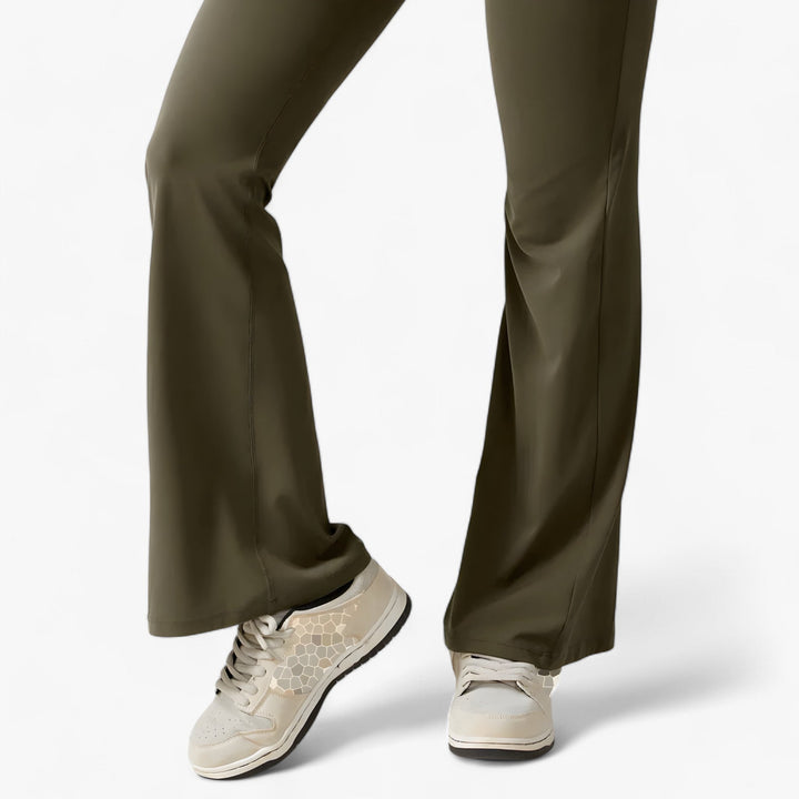 Chic women's Amélie jumpsuit, blending comfort & versatility for everyday wear.
