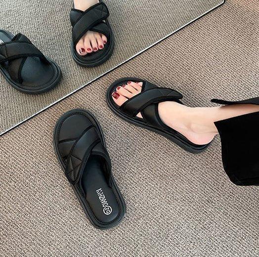 Stylish women's bunion correction flip-flops with arch support & wide fit for everyday wear.