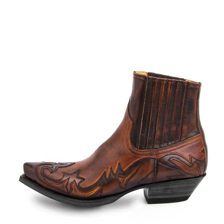 Rugged men's cowboy ankle boots with a sleek pointed toe, perfect for daily fashion.