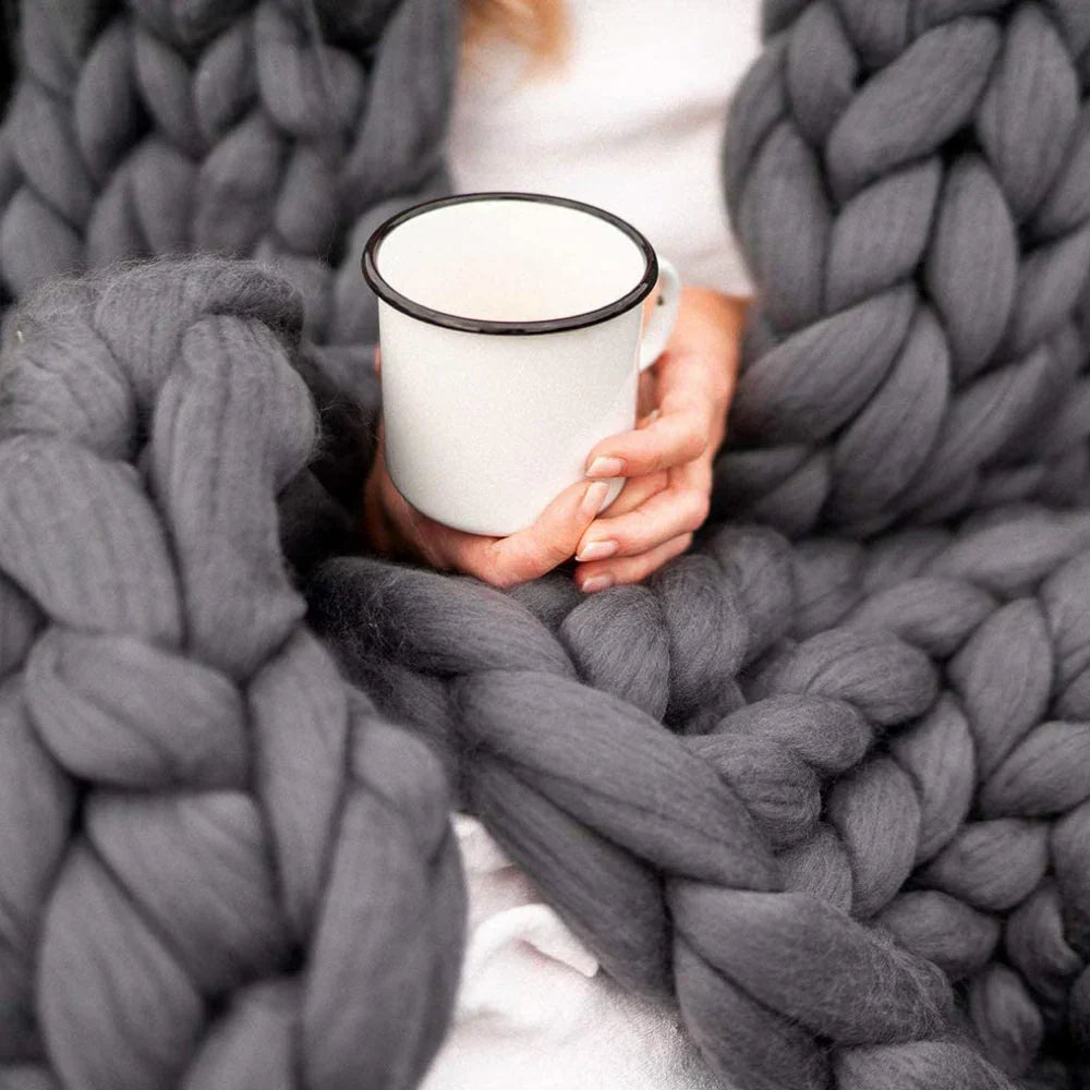 Soft chunky wool yarn, 1000g, for arm knitting blankets. Create cozy home decor with this XL yarn.