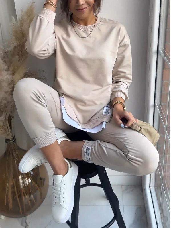 Women's fashion two-piece comfort set, relaxed fit tracksuit for all-day wear.